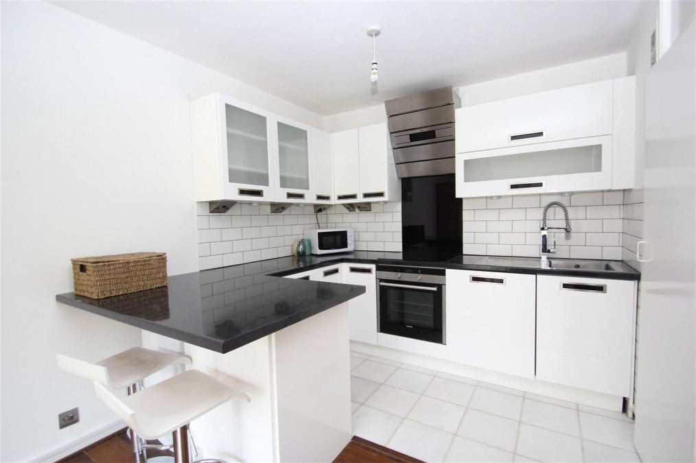 Flat Carlton Drive in Greater London
