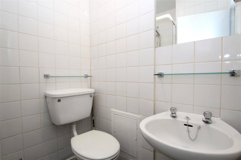 Flat Carlton Drive in Greater London