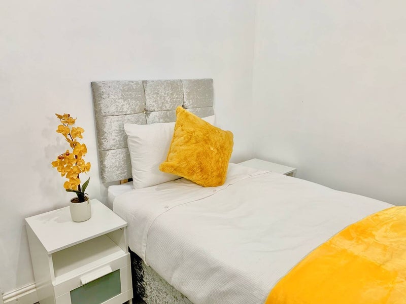 Room Madeley Road in Birmingham