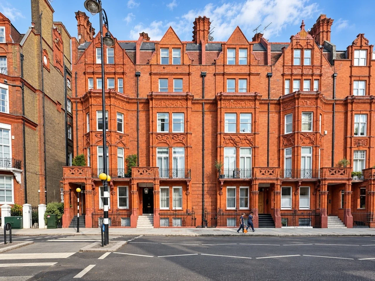 Flat Pont Street in Greater London