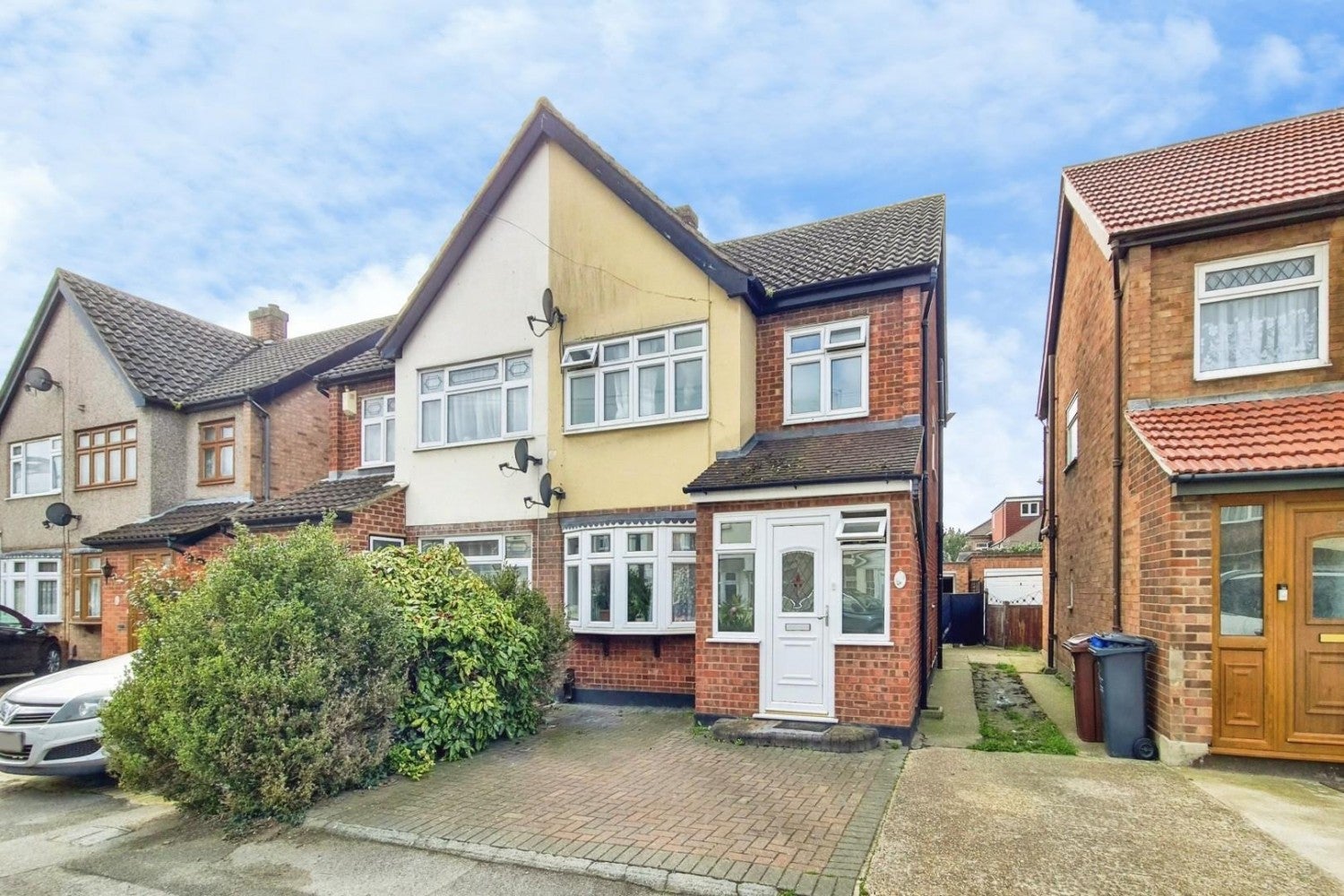 House Burchett Way in Greater London