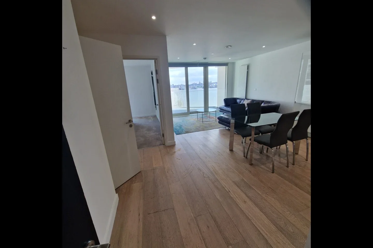 Flat Royal Crest Avenue in Greater London