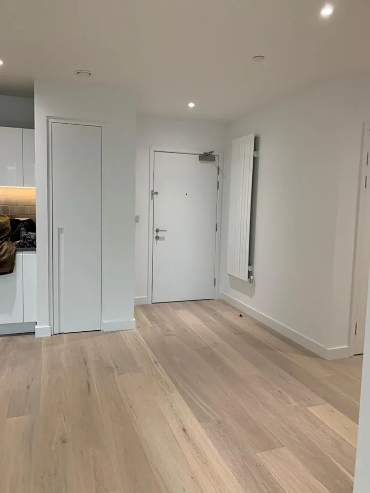 Flat Royal Crest Avenue in Greater London