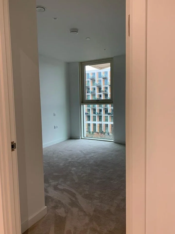 Flat Royal Crest Avenue in Greater London