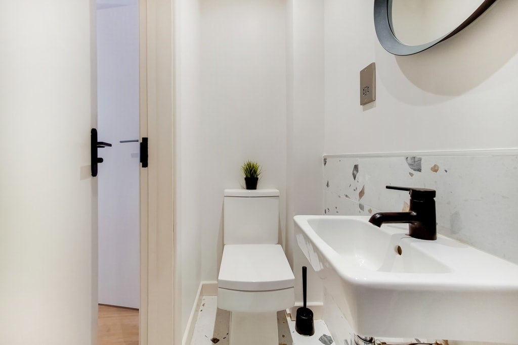 Room Hardman Road in Greater London