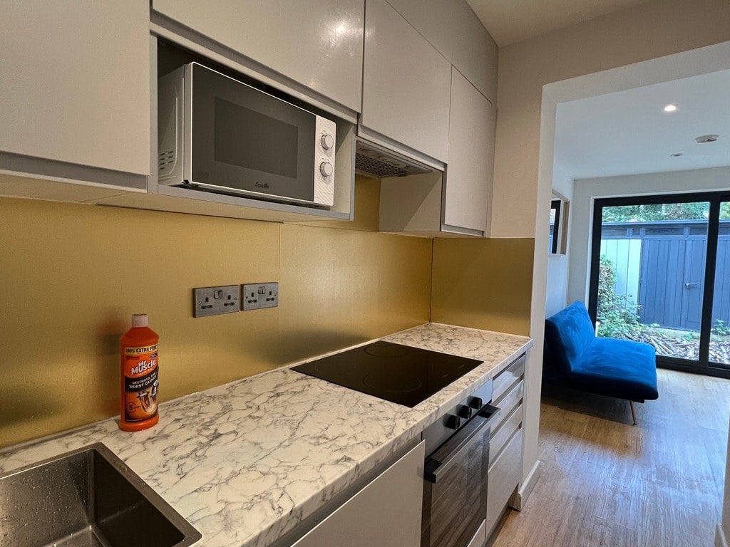 Room Hardman Road in Greater London