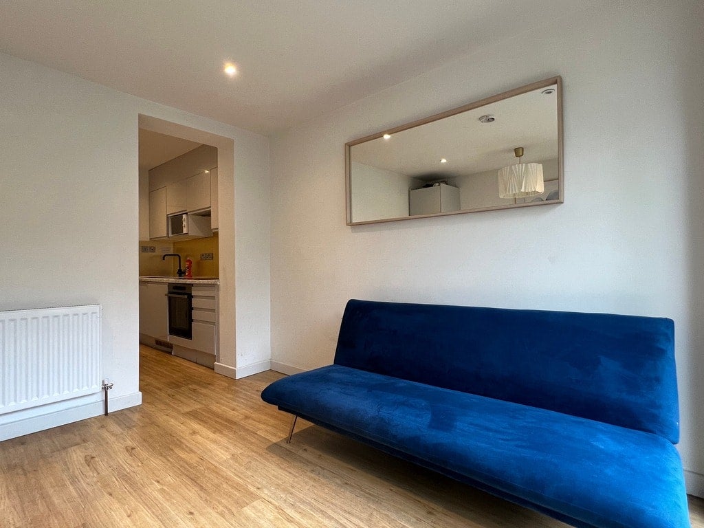 Room Hardman Road in Greater London