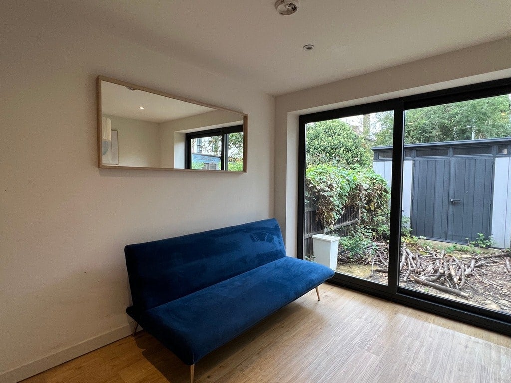 Room Hardman Road in Greater London