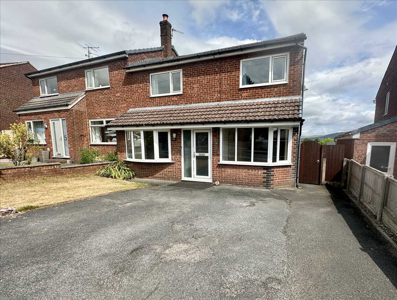 House Carlton Close in Blackrod