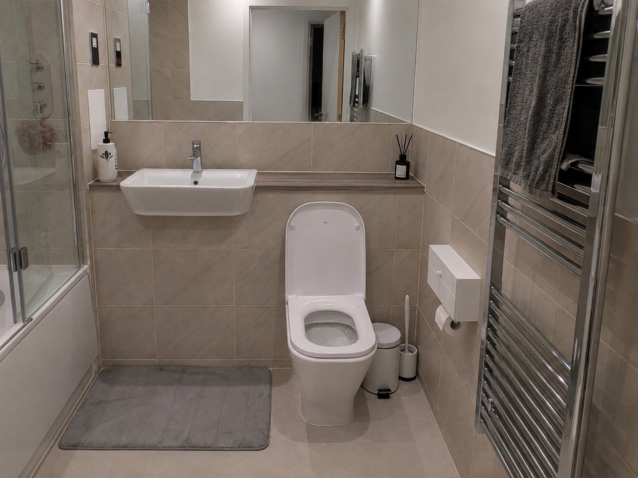 Room Cornforth Lane in Greater London