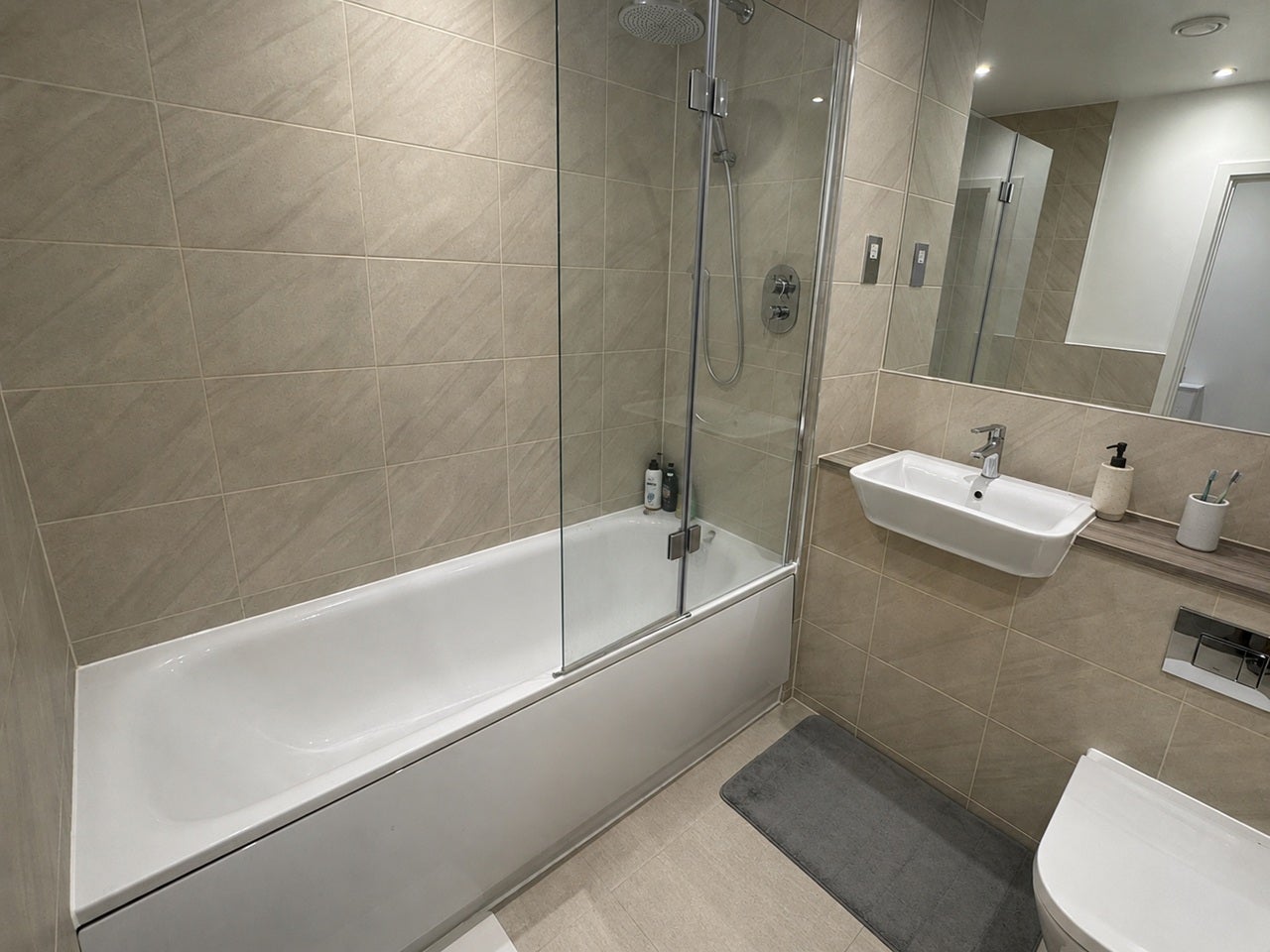 Room Cornforth Lane in Greater London