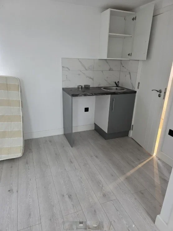 Room Eastcote Lane in Greater London