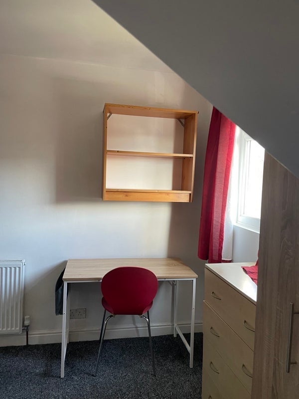 Room Wrangthorn Place in Leeds
