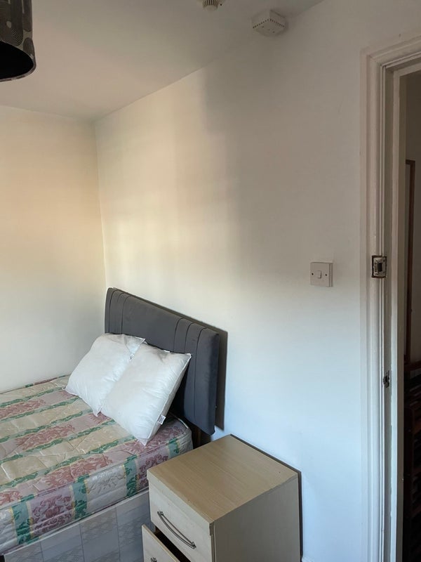 Room Wrangthorn Place in Leeds