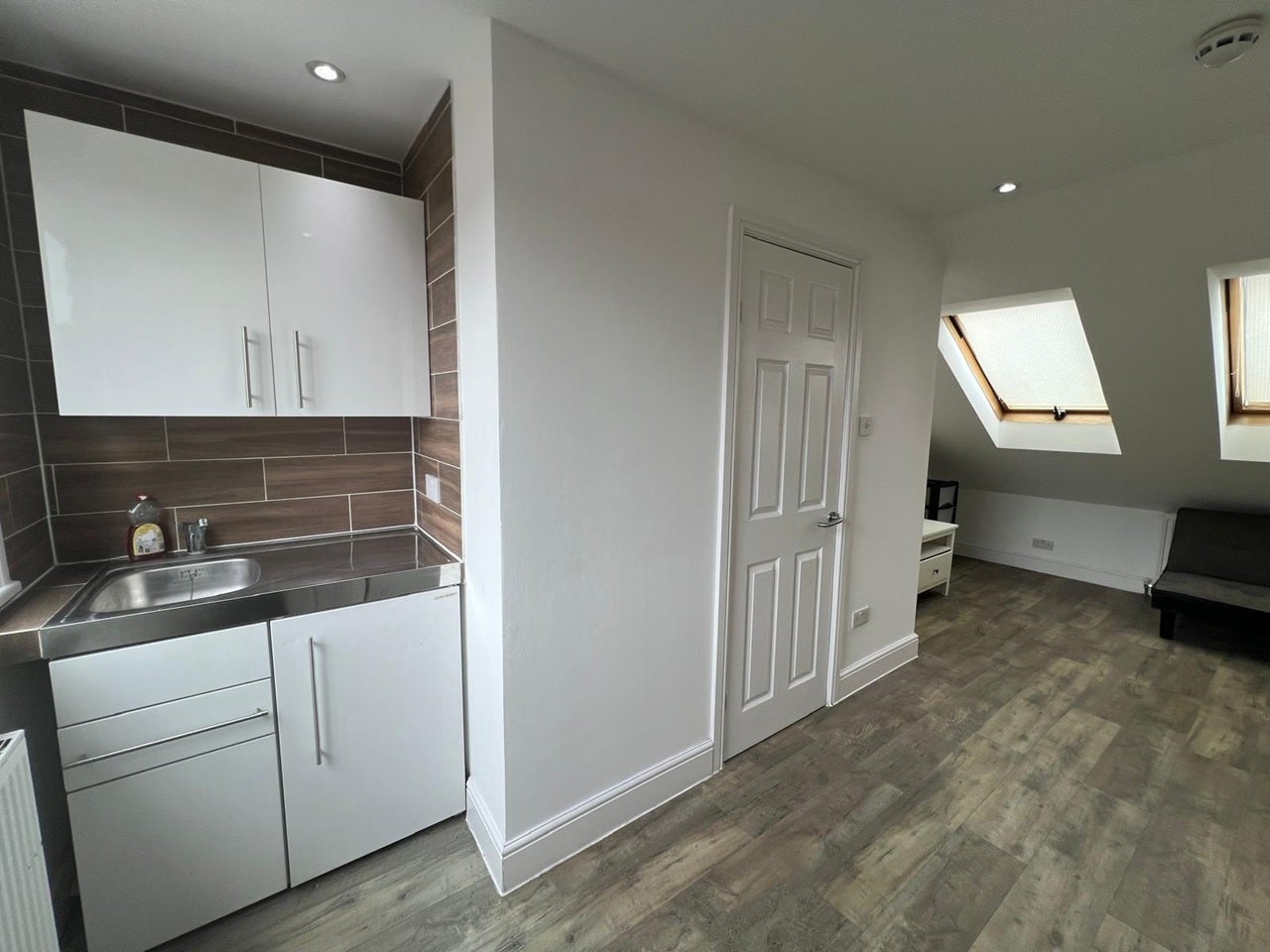 Room Oval Road in Greater London