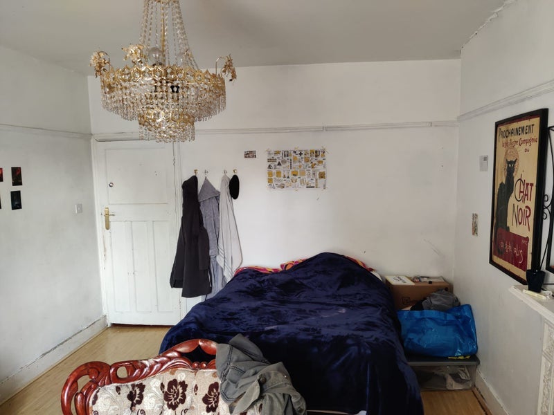 Flat Bassett Road in Greater London