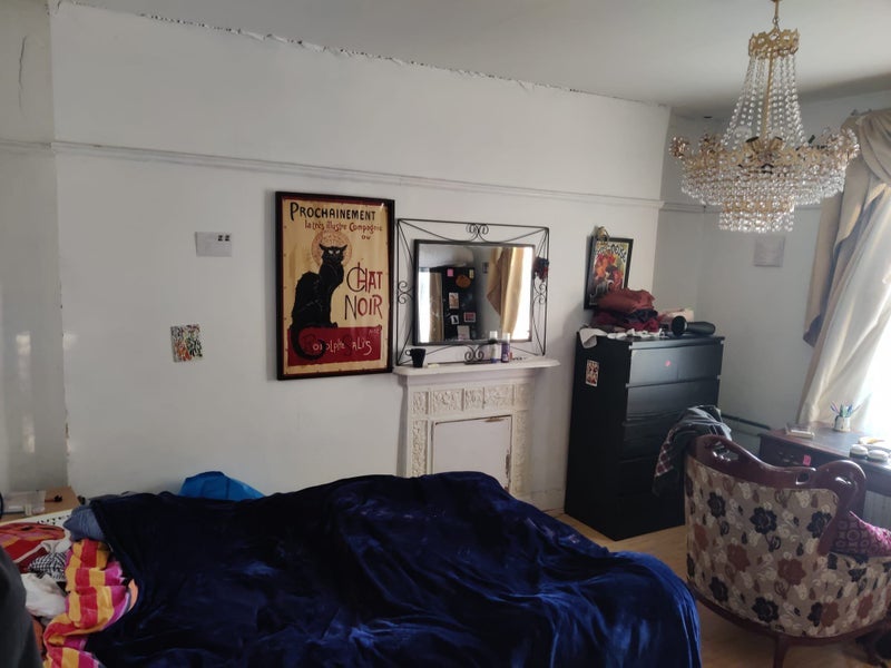 Flat Bassett Road in Greater London