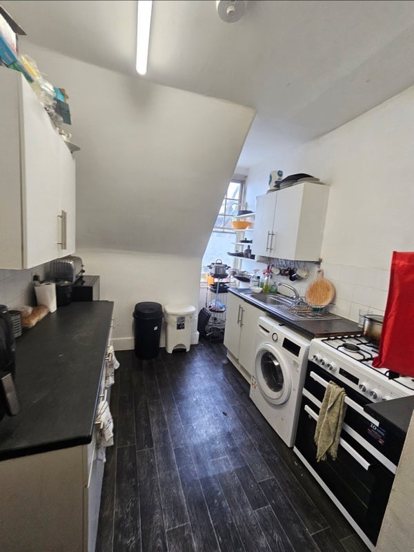 Flat Bassett Road in Greater London