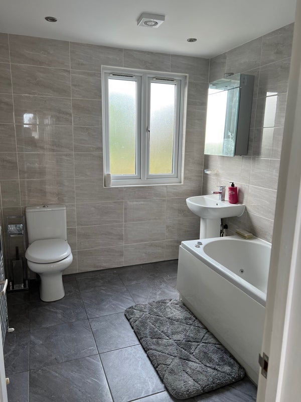 Room Lonsdale Avenue in Greater London