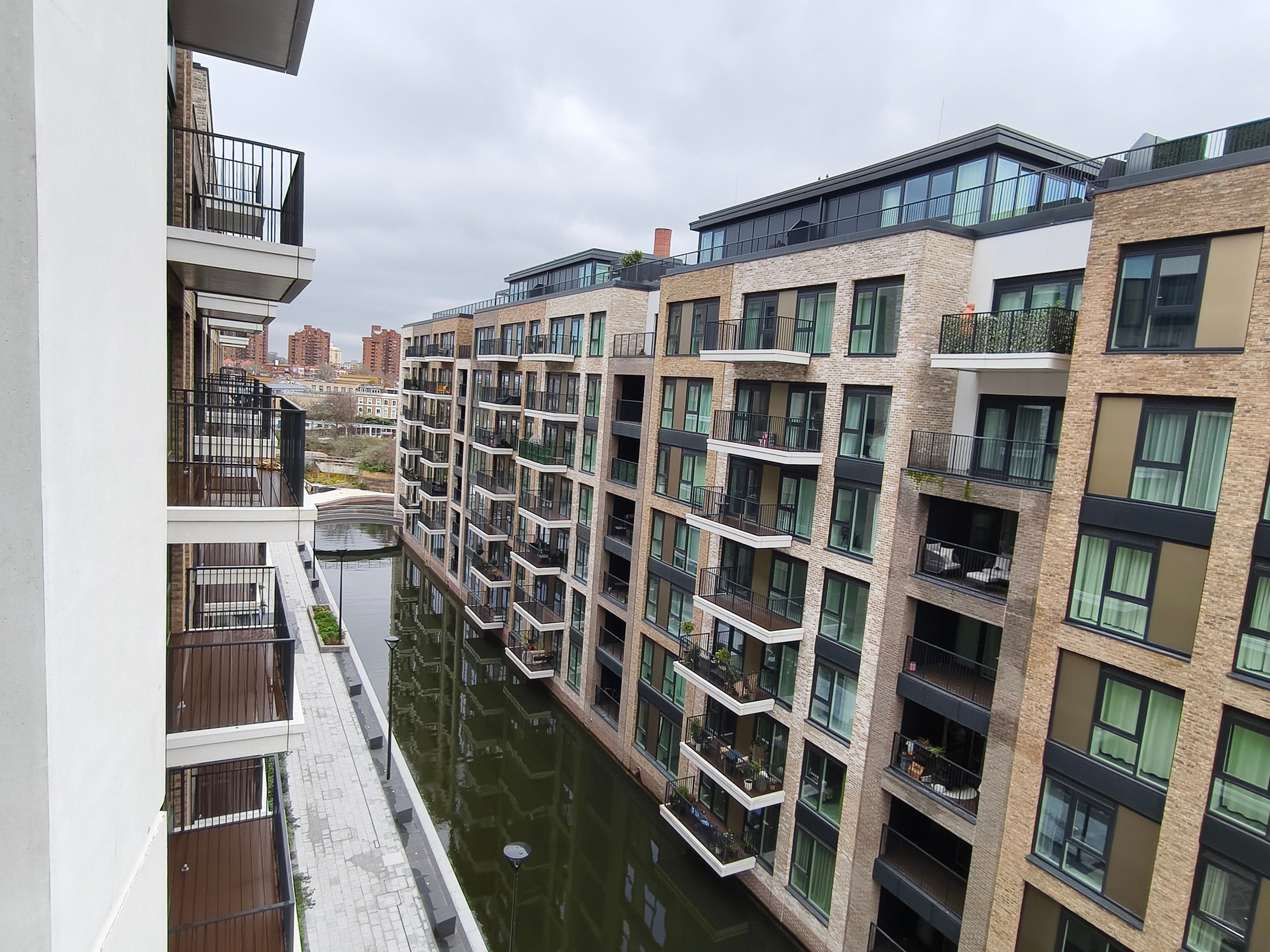 Flat Sands End Lane in Greater London