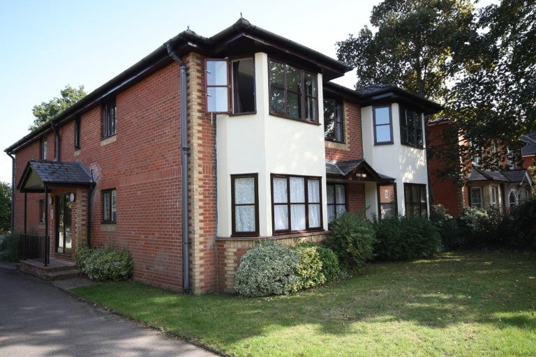 Flat Claremont Avenue in Woking