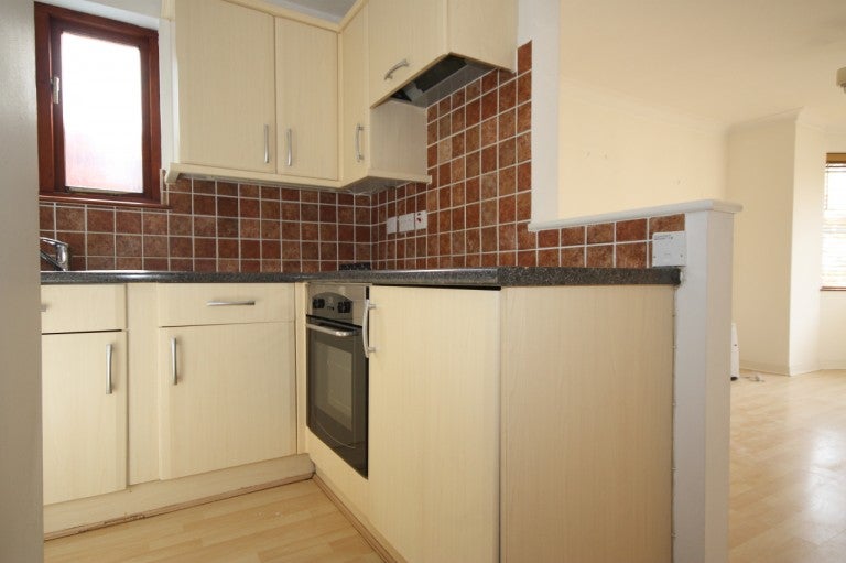 Flat Claremont Avenue in Woking