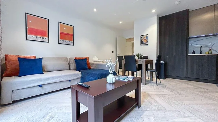 Flat Leman Street in Greater London