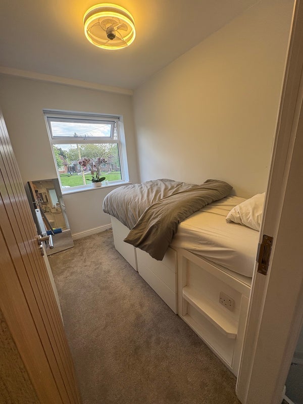 Room Algernon Road in Salford