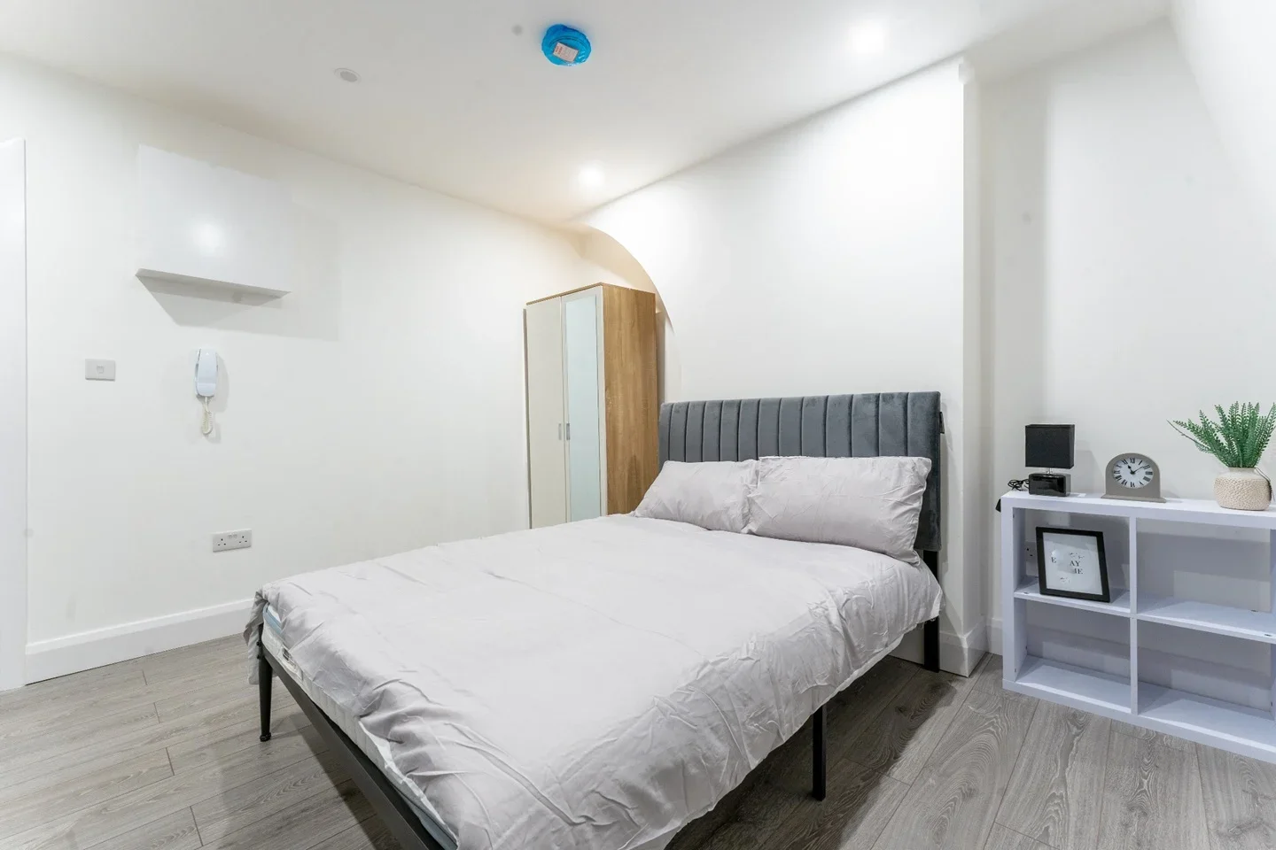 Flat Browning Street in Greater London