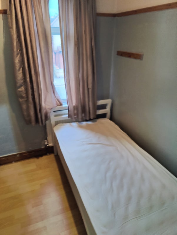 Room Flanders Road in Greater London