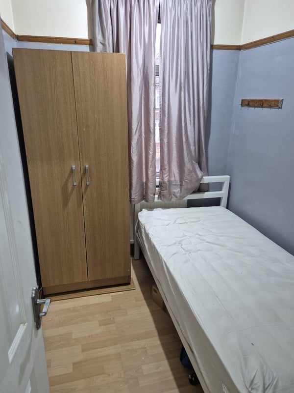 Room Flanders Road in Greater London