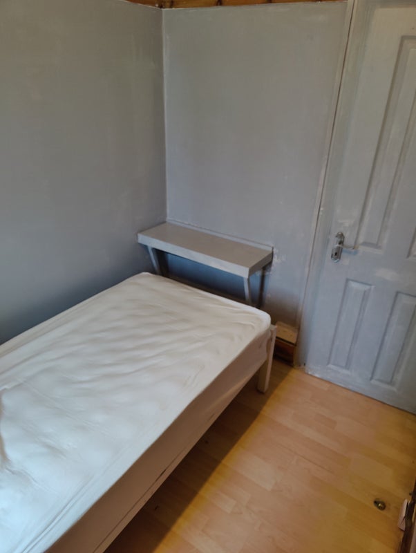 Room Flanders Road in Greater London