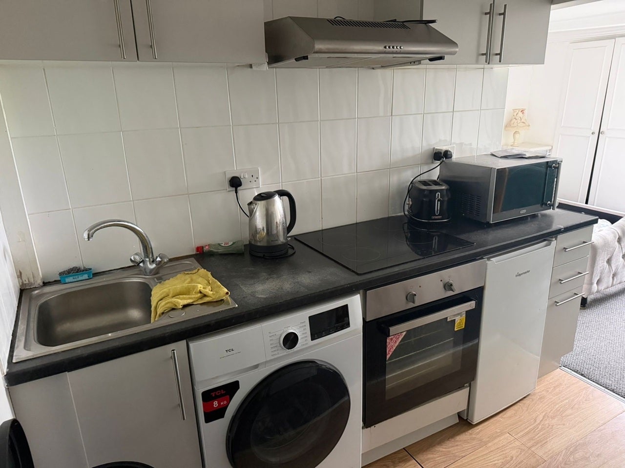 Flat Hampton Court Road in Greater London