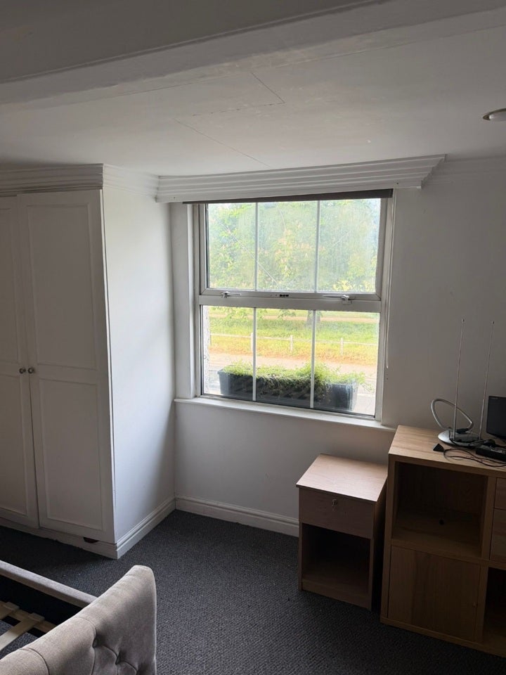 Flat Hampton Court Road in Greater London