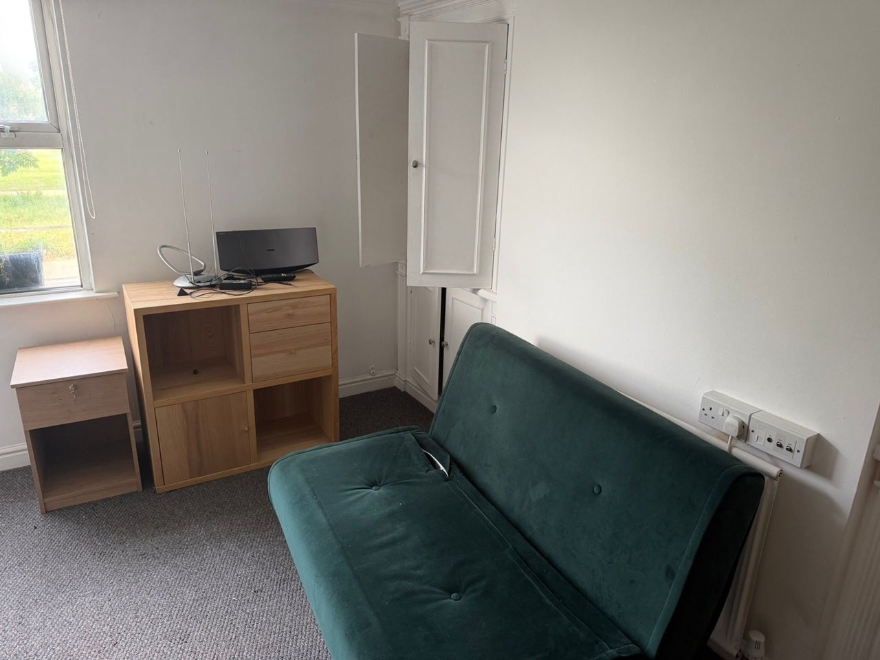 Flat Hampton Court Road in Greater London