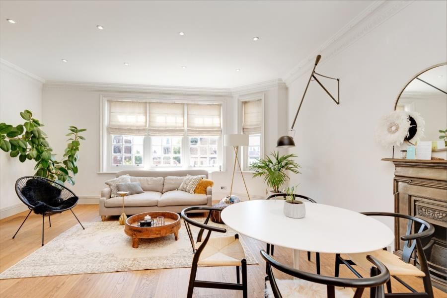 Flat Bracknell Gardens in Greater London