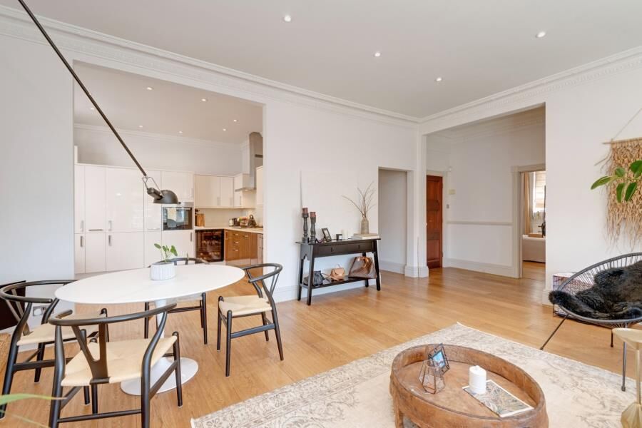 Flat Bracknell Gardens in Greater London