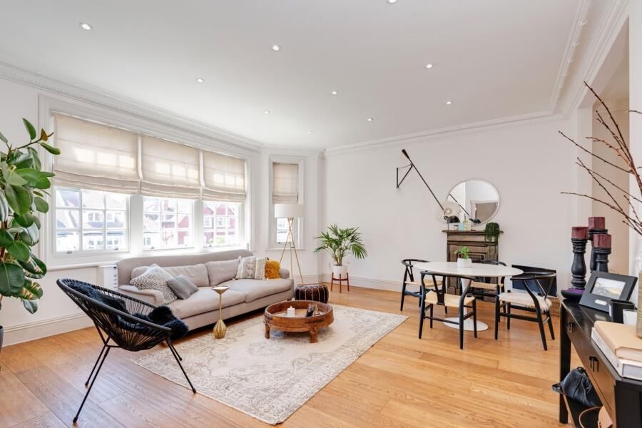 Flat Bracknell Gardens in Greater London