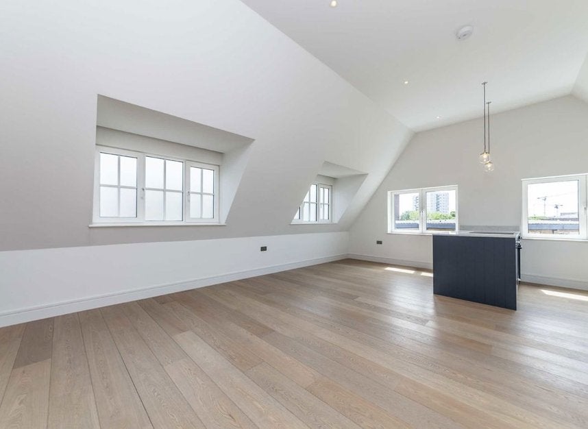 Flat Mount Place in Greater London