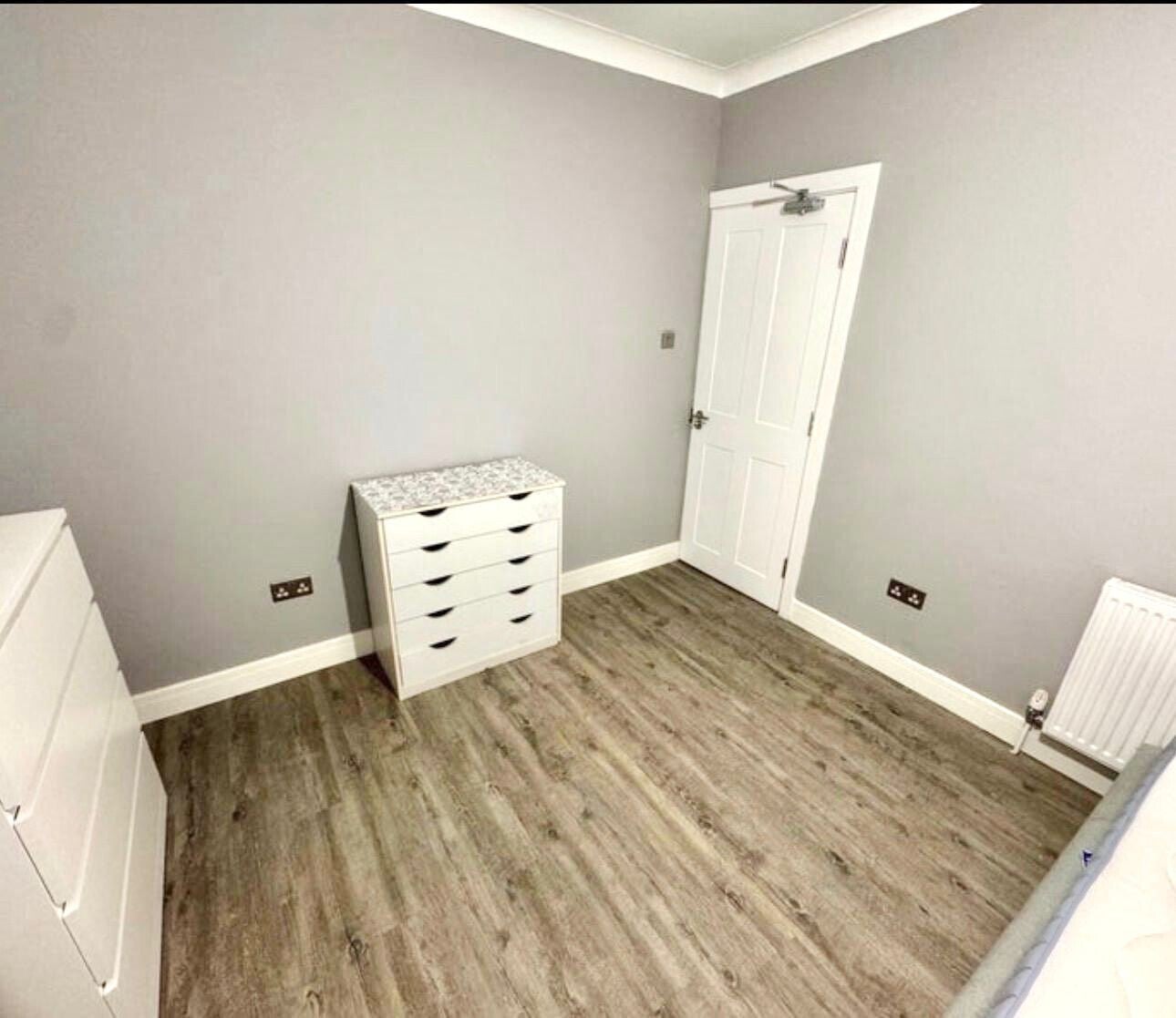 Flat Queen Anne Avenue in Greater London