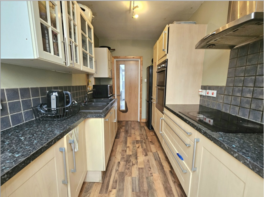 Flat Queen Anne Avenue in Greater London
