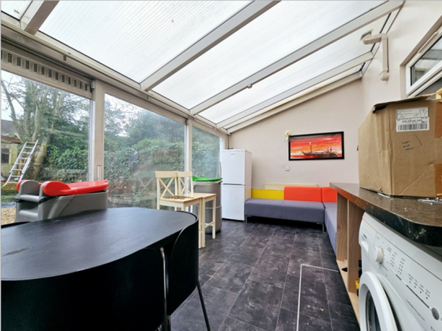 Flat Queen Anne Avenue in Greater London
