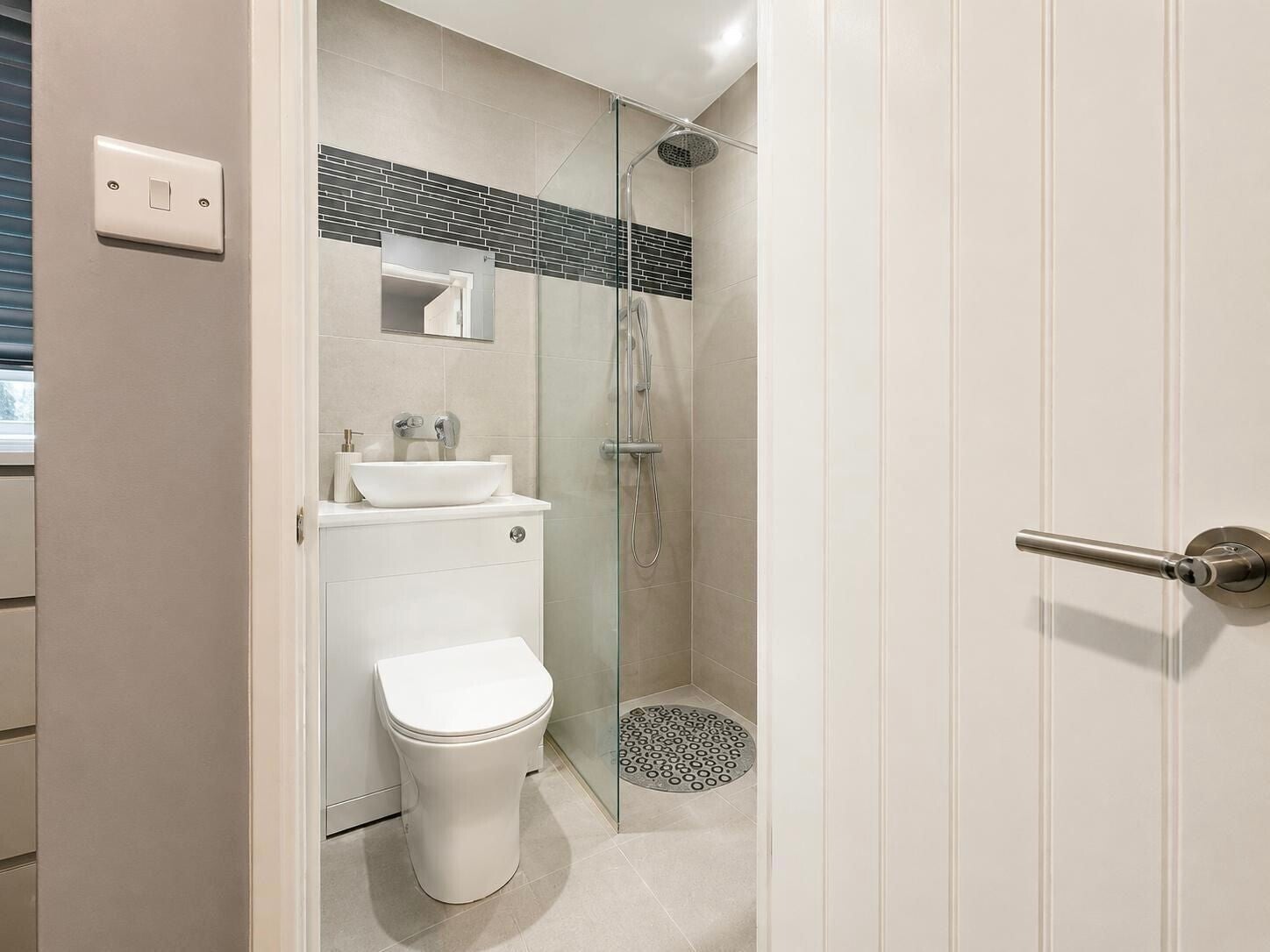 Flat Queen Anne Avenue in Greater London