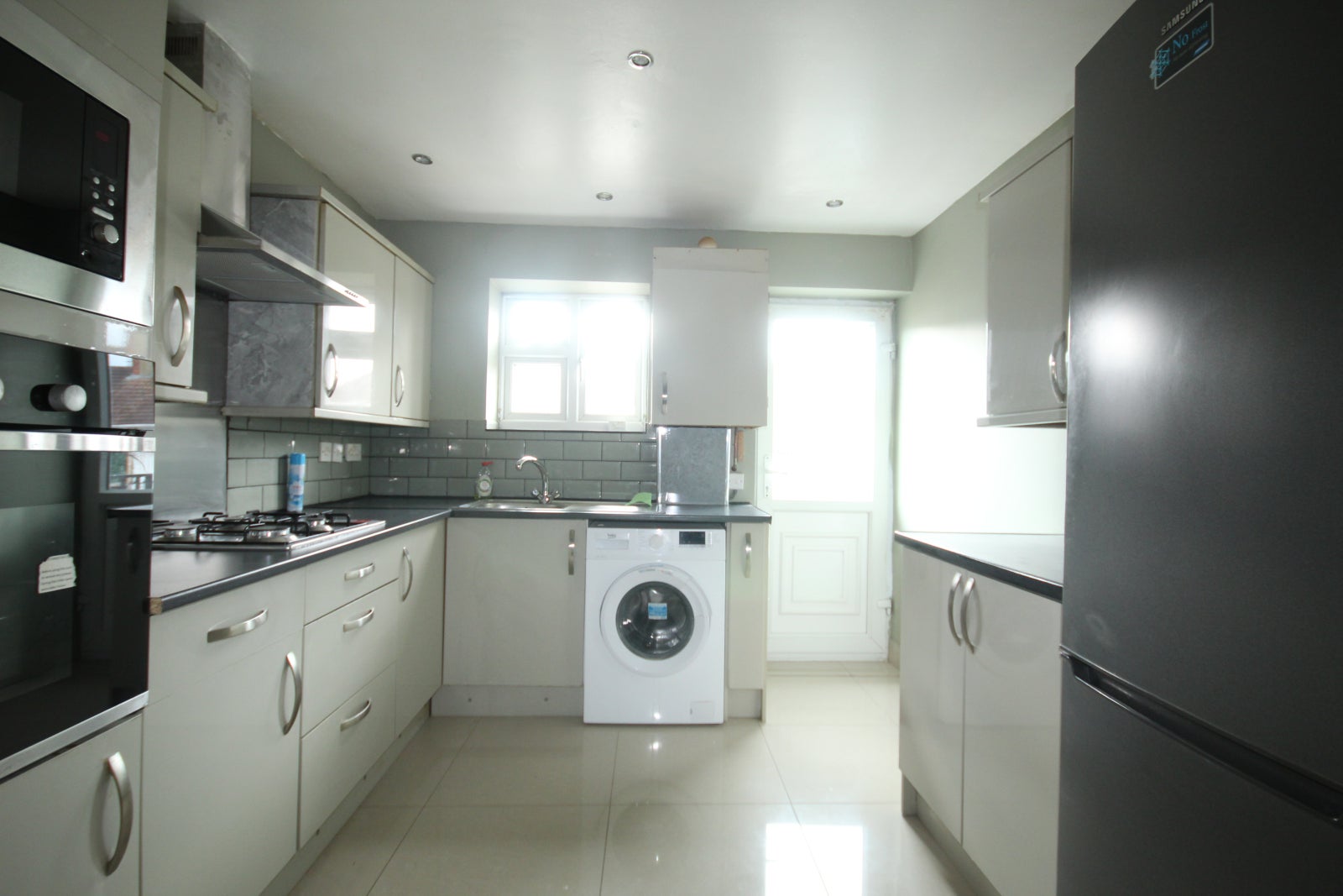 Flat Nettleden Avenue in Greater London