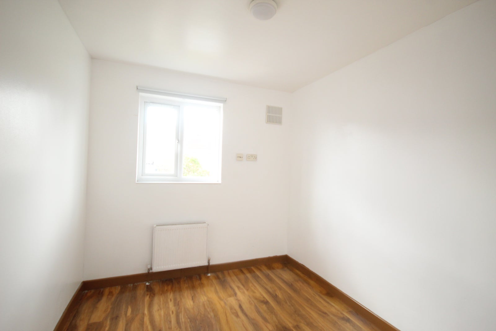 Flat Nettleden Avenue in Greater London