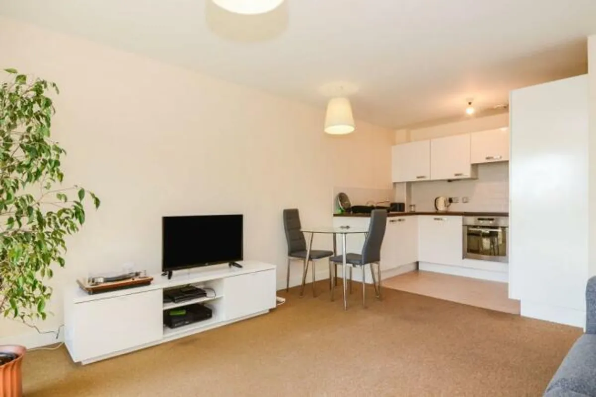 Flat Whippendell Road in Watford