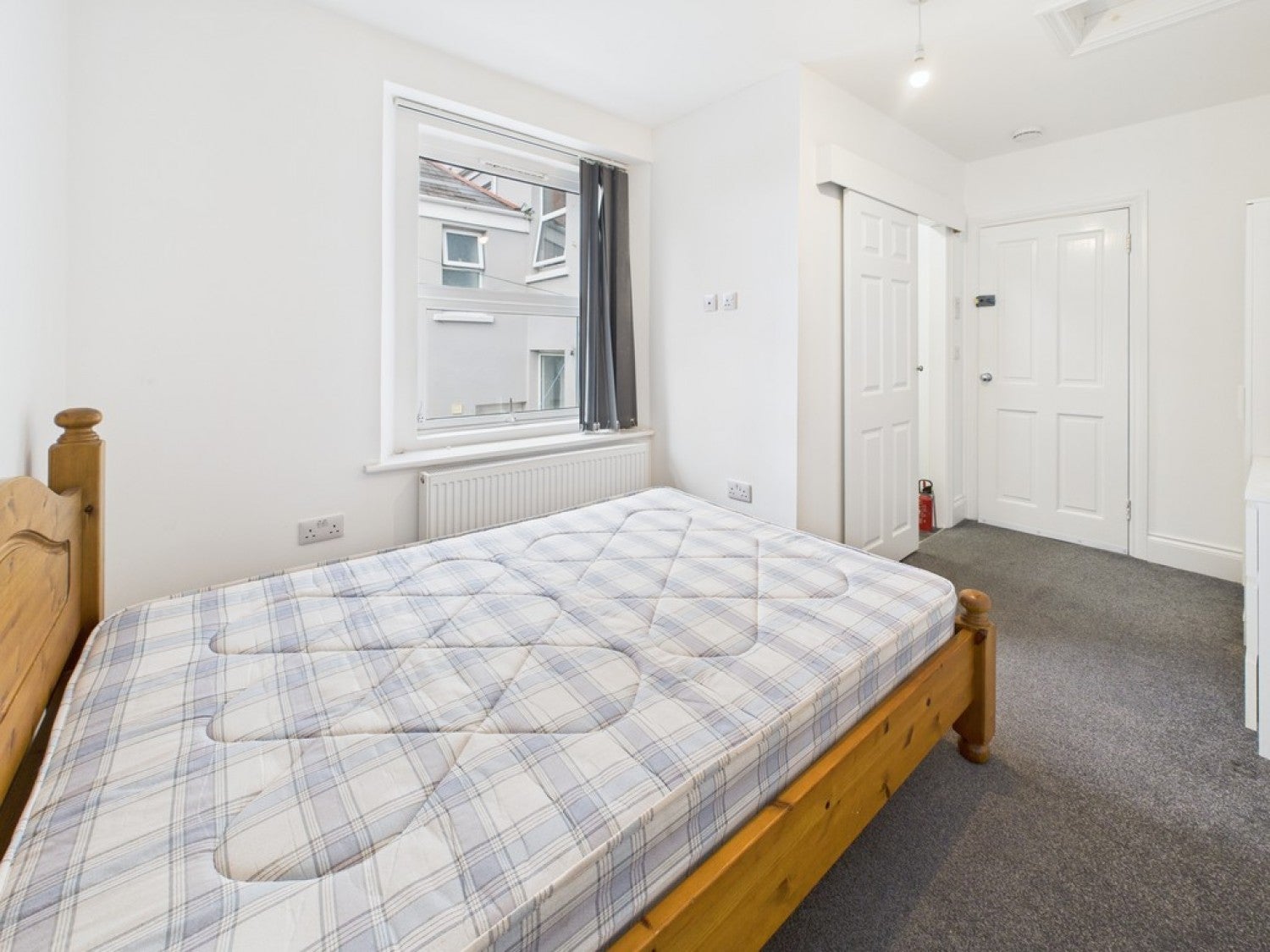 Room Clarence Place in Plymouth