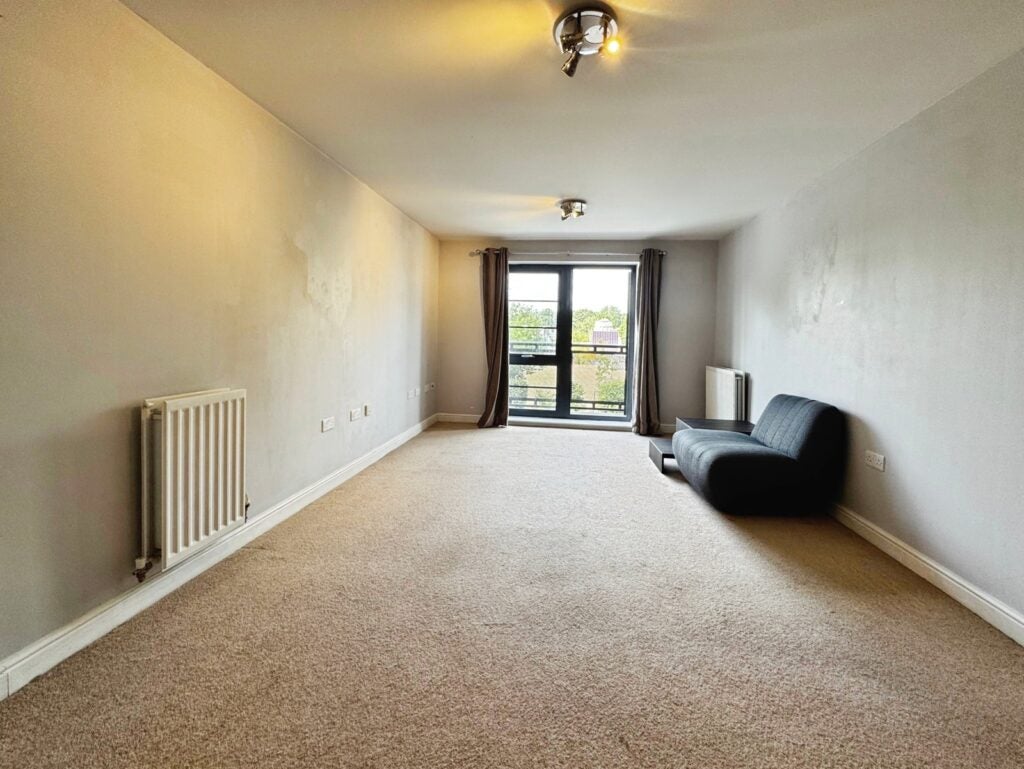 Flat Merlin Road in Rushmoor