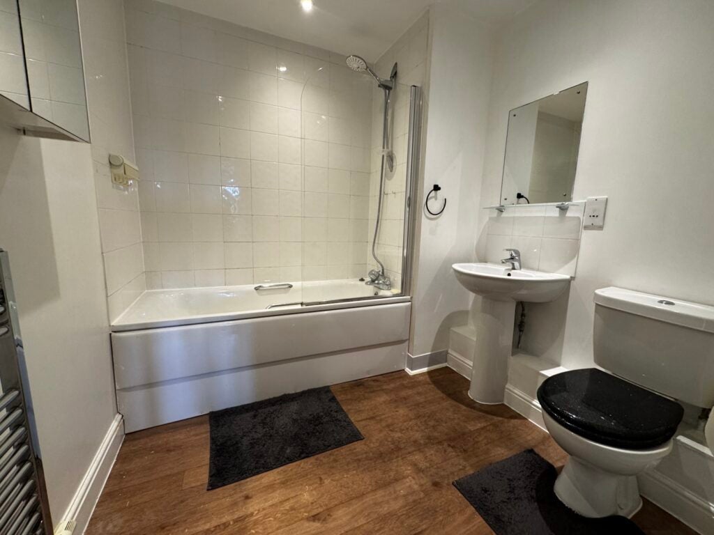 Flat Merlin Road in Rushmoor
