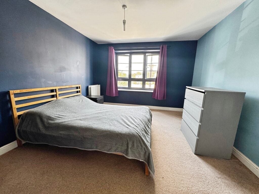 Flat Merlin Road in Rushmoor